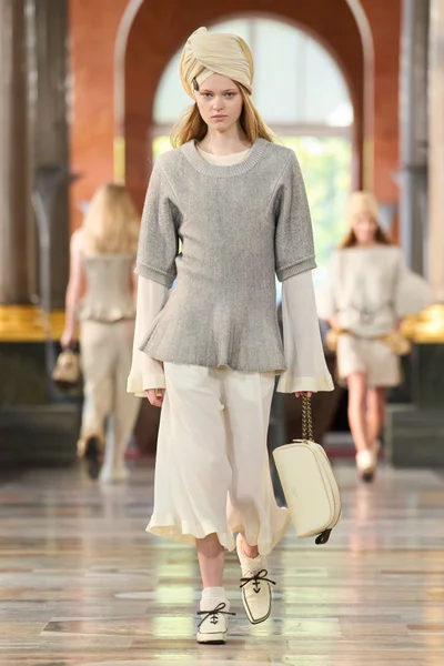 Look 10